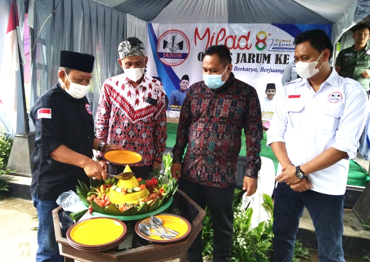 Pemotongan tumpeng dalam prosesi pengukukah Korcam dan Kordes Ormas Jarum se-Kecamatan Warunggunung, Lebak, Banten pada Minggu (6/3/2022). (Foto/Istimewa)