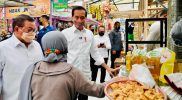 Presiden Jokowi didampingi Sekretaris Kabinet Pramono Anung saat mengunjungi salah satu Pasar Rakyat di Desa Tempurejo, Magelang, Jawa Tengah, Rabu (30/3/2022).