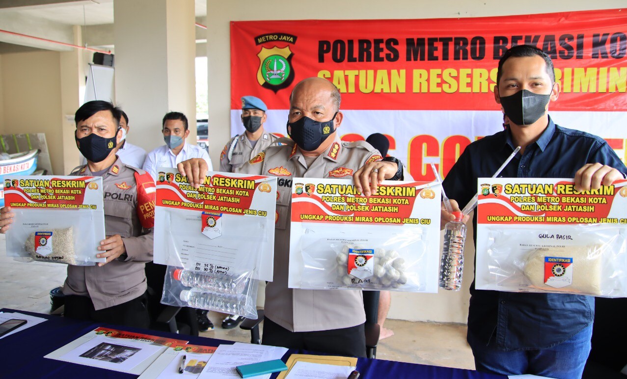 Kombes Pol Hengki (tengah) saat melakukan konferensi pers terkait pabrik minuman keras (miras) rumahan jenis ciu di Kota Bekasi, Jawa Barat, Rabu (2/3/2022).