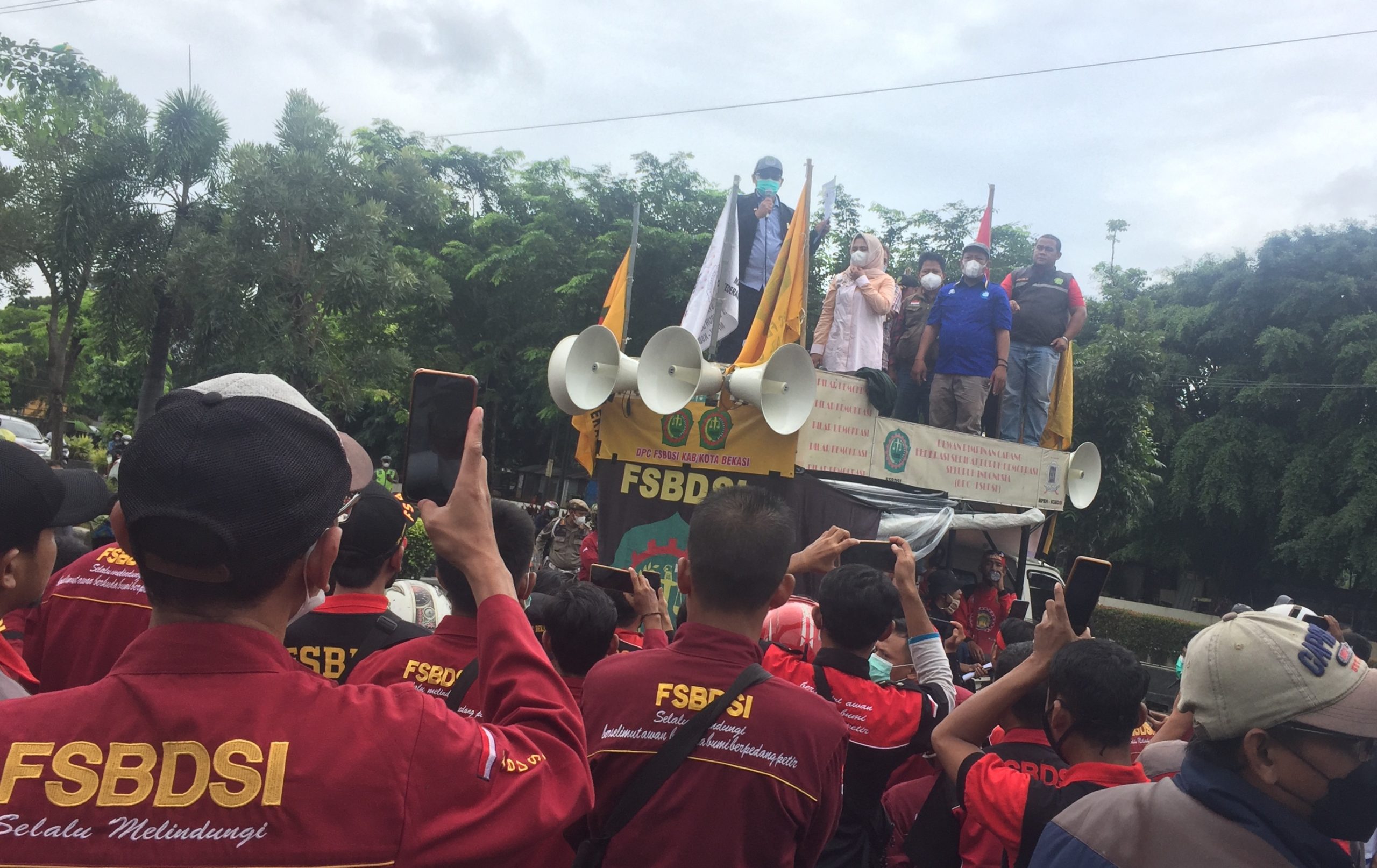 Ratusan buruh Kota Bekasi turun ke jalan menyampaikan penolakan Permenaker Nomor 2 Tahun 2022 di depan Gedung DPRD Kota Bekasi, Selasa (1/3/2022).