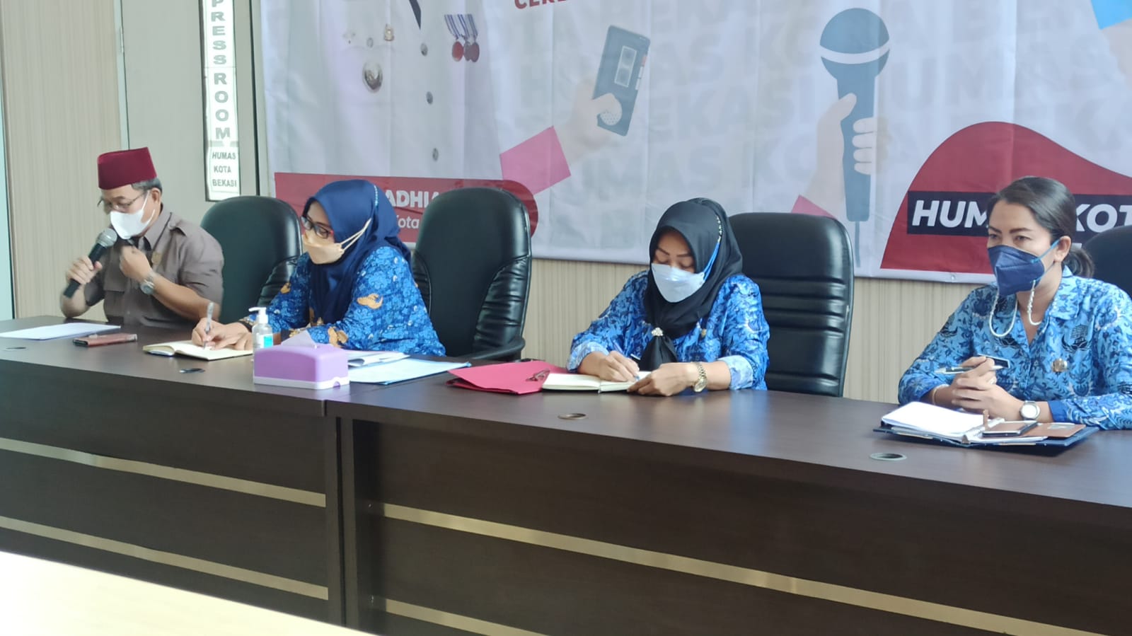 Ketua Pansus 19 DPRD Kabupaten Cilacap Akhmad beserta rombongan saat melakukan interaksi dengan Pemerintah Kota Bekasi terkait Perda Retribusi tenaga kerja asing di ruang Pressroom Humas Pemkot Bekasi, Kamis (21/4/2022).