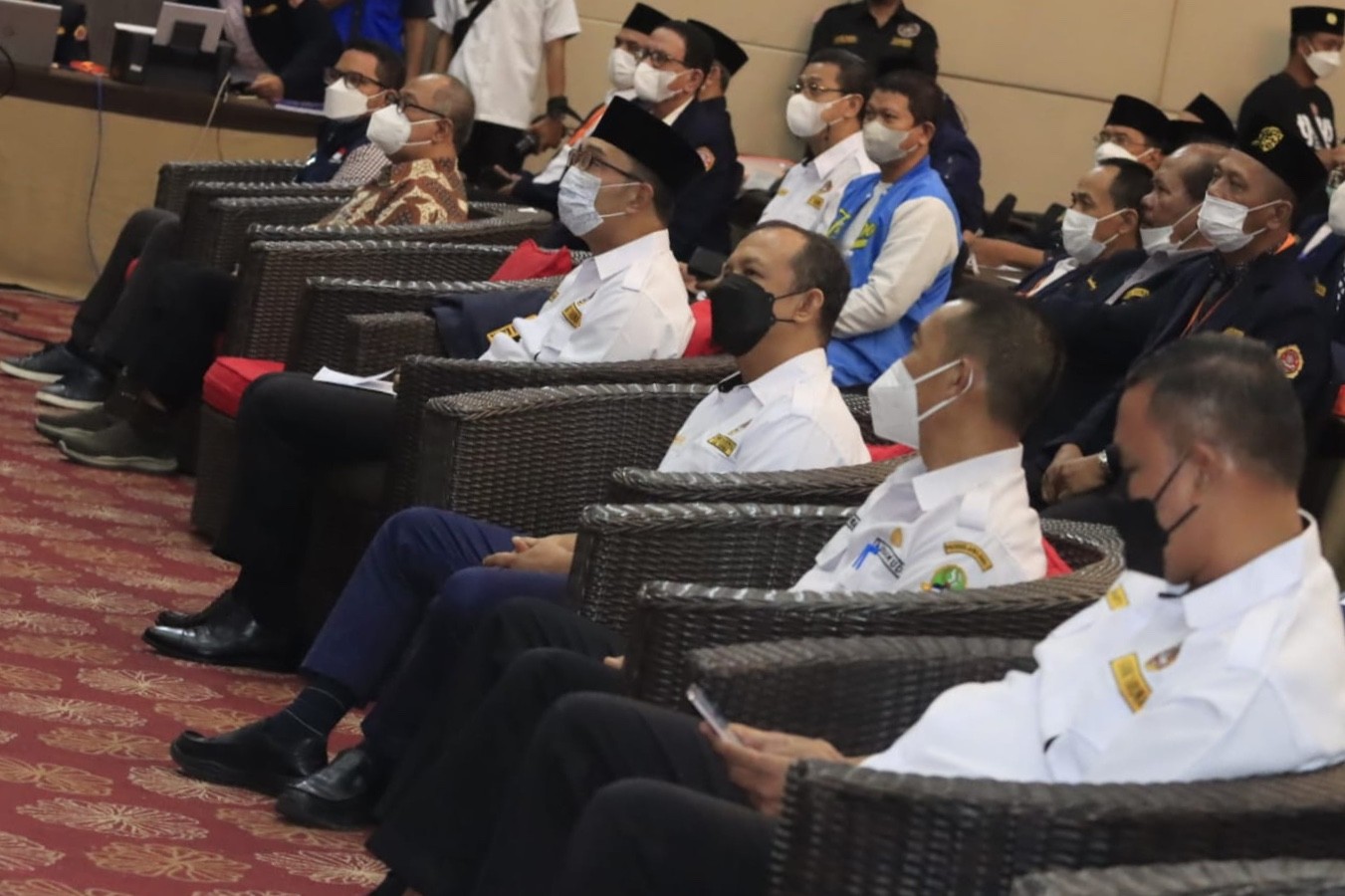 Plt Walikota Bekasi Tri Adhianto saat mendampingi Gubernur Jawa Barat Ridwan Kamil dalam menghadiri acara Temu Karya Karang Taruna tingkat Provinsi Jawa Barat ke VIII di Hotel Merapi Merbabu Bekasi, Rabu (20/4/2022).