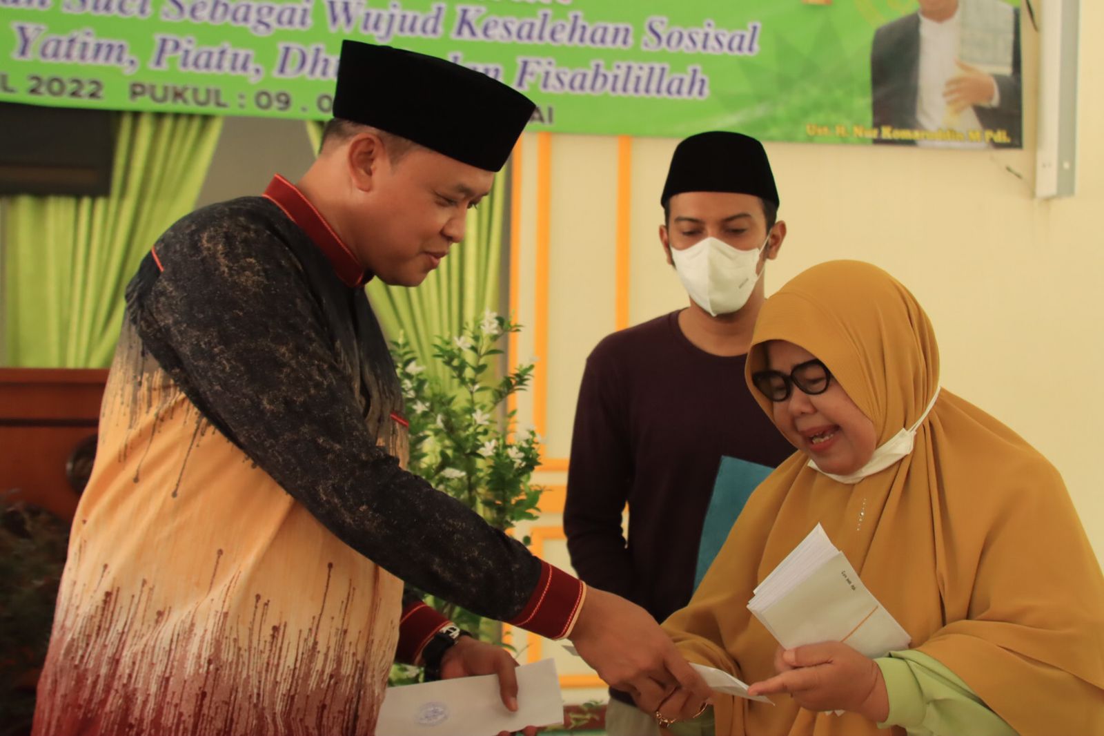 Plt Walikota Bekasi Tri Adhianto saat menghadiri kegiatan santunan anak yatim dan kaum dhuafa di Aula Masjid Jami Al-Muhajirin, Duren Jaya, Bekasi Timur, Sabtu (23/4/2022)