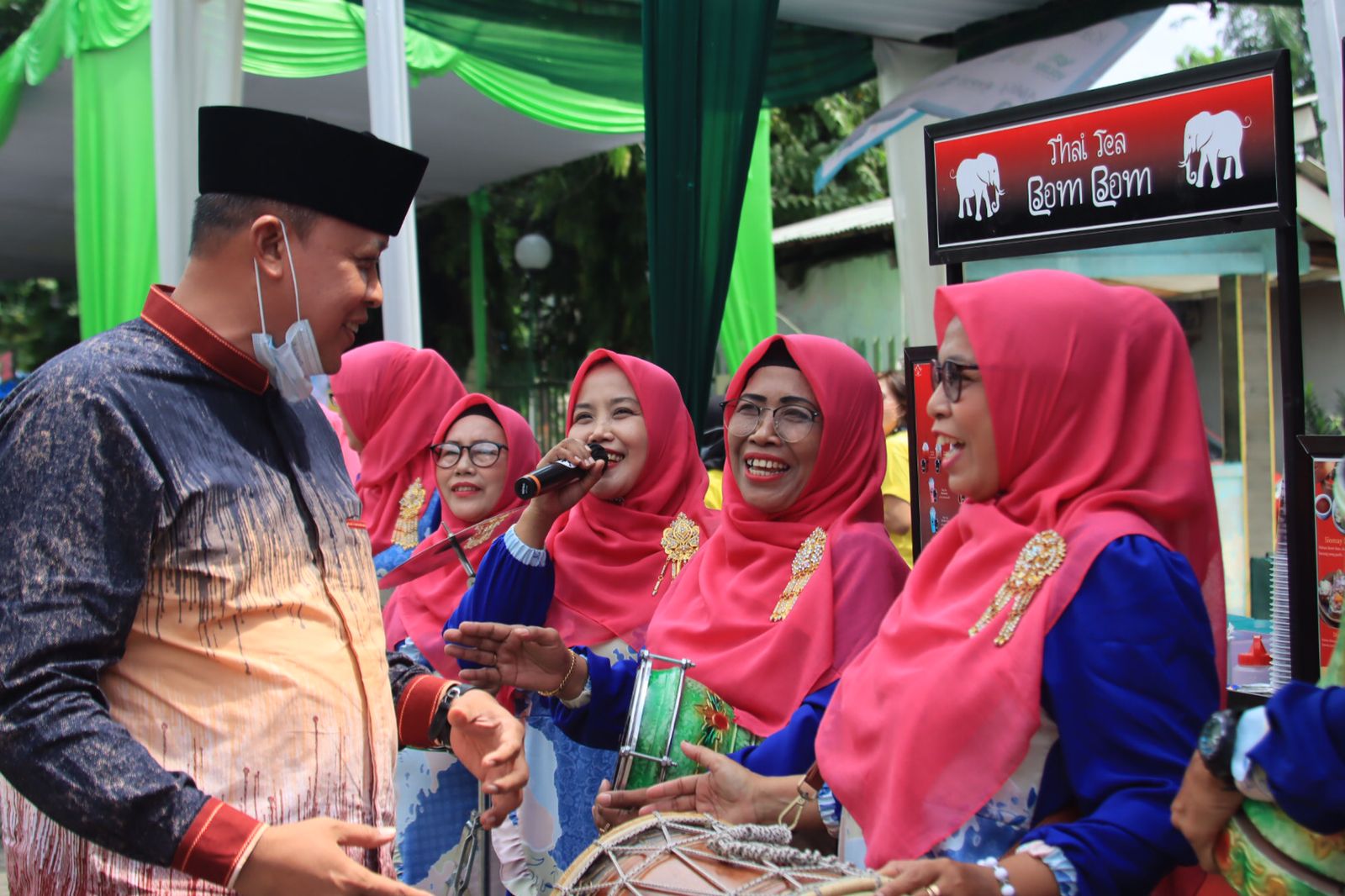 Plt Walikota Bekasi Tri Adhianto saat menghadiri kegiatan pembukaan MUI Ramadhan Fair di Halaman Masjid Amar Ma’ruf, Komplek AURI Margahayu, Bekasi Timur, Sabtu (23/4/2022).