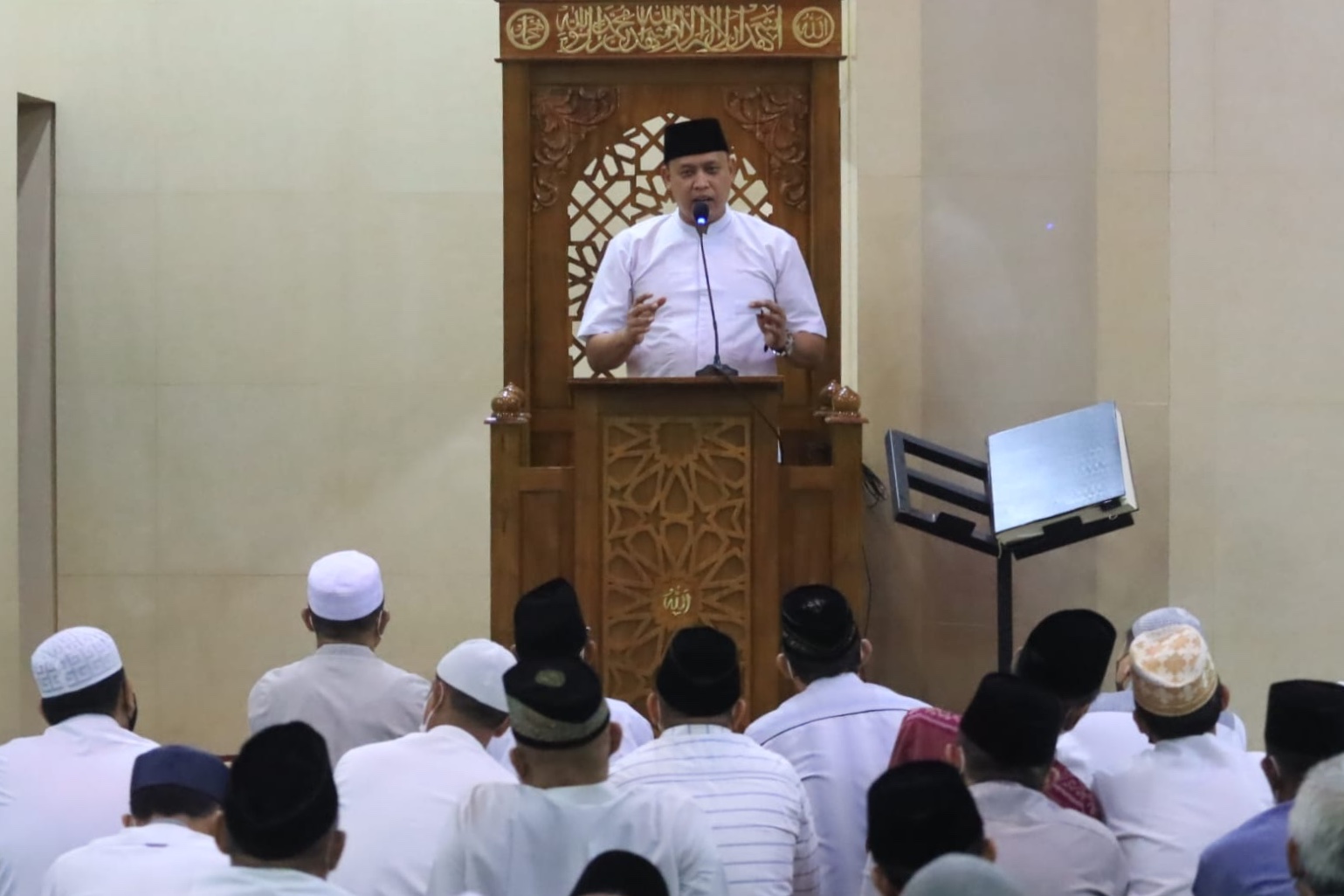 Plt Walikota Bekasi Tri Adhianto saat memberikan sambutan sebelum melaksanakan ibadah shalat tarawih di Masjid At Taqwa Jakamulya, Bekasi Selatan, Rabu (20/4/2022).