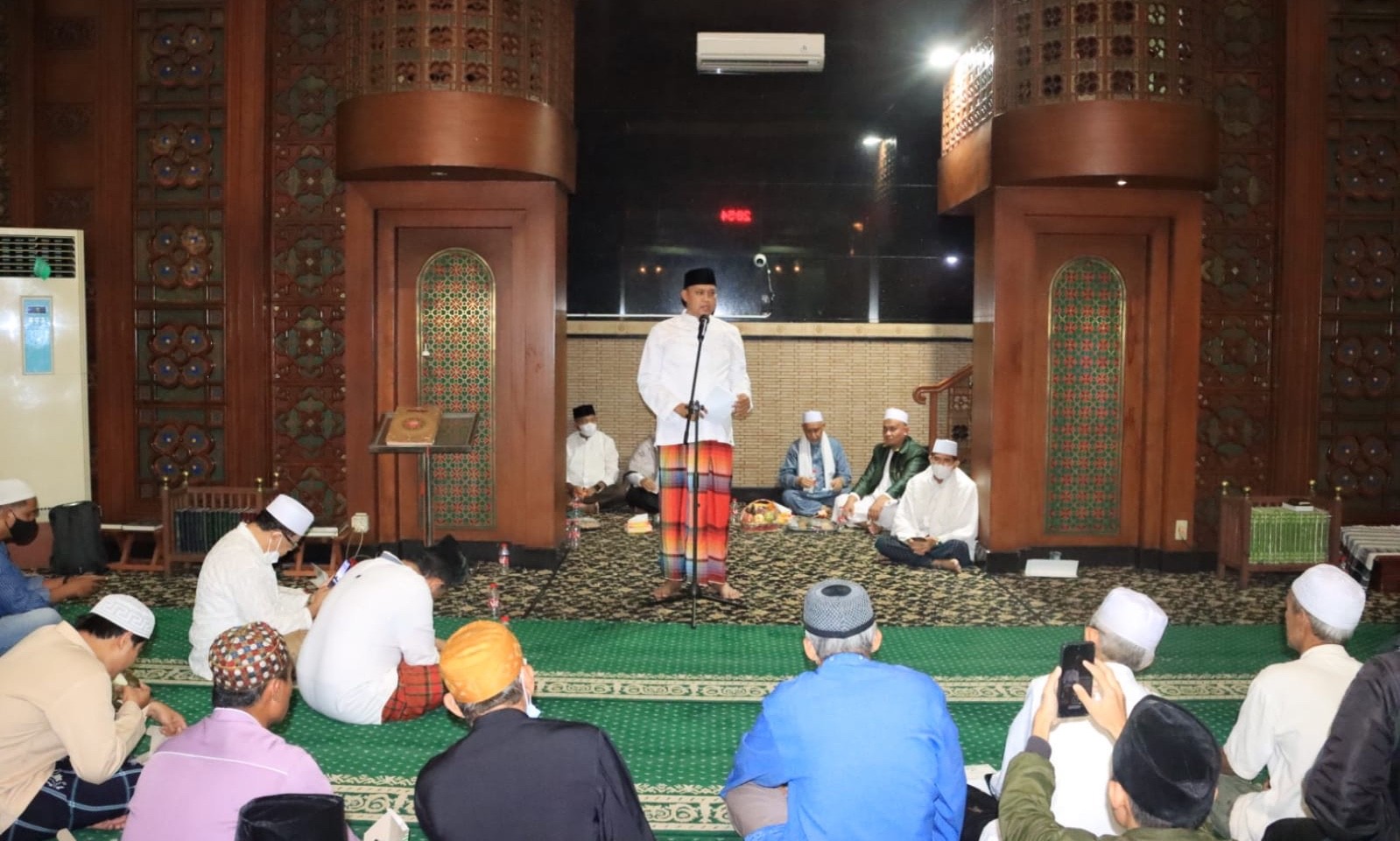 Plt Walikota Bekasi Tri Adhianto saat memberikan sambutan dalam kegiatan malam Nuzulul Qur’an di Masjid Agung Al Barkah Kota Bekasi, Senin (18/4/2022).