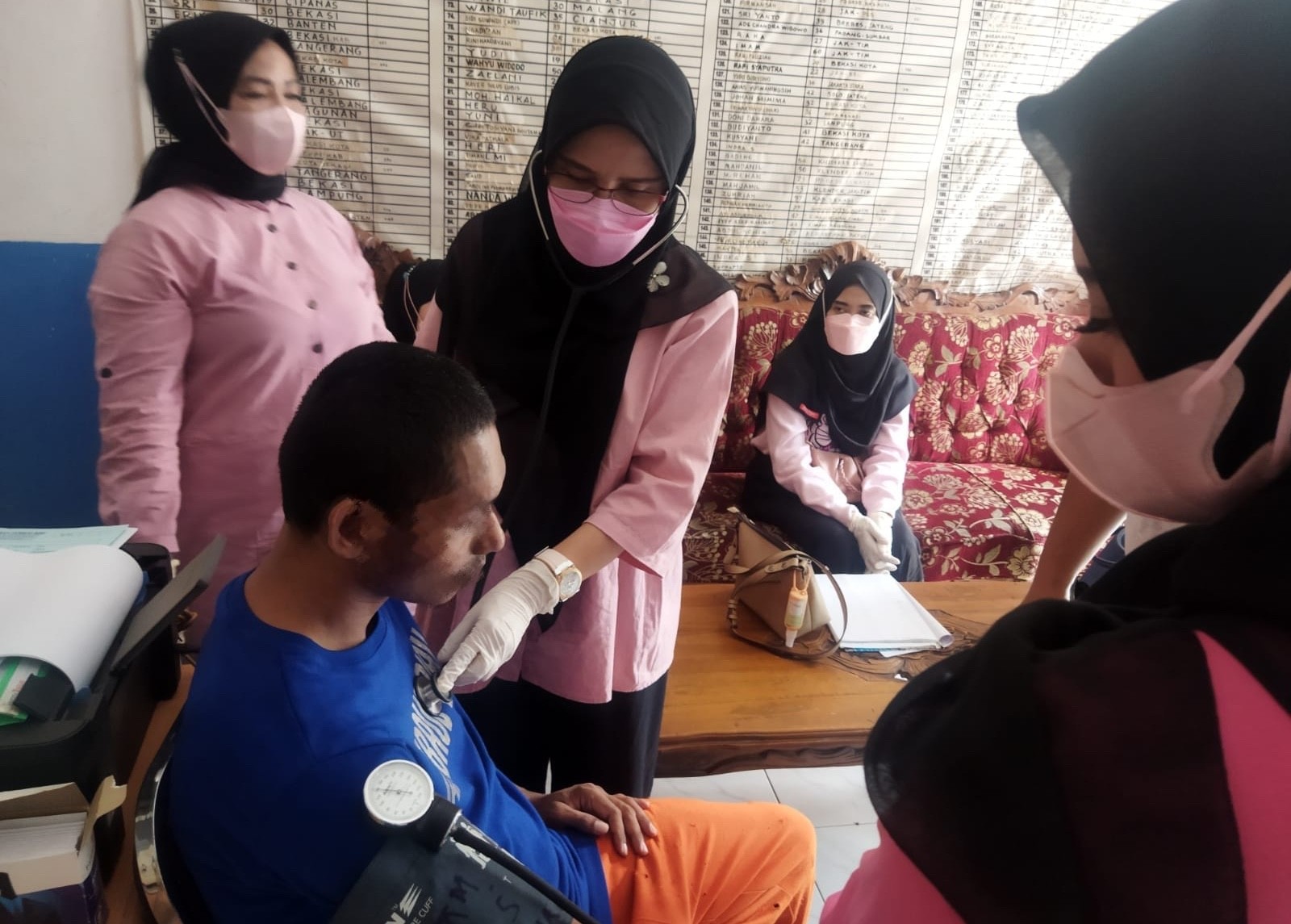 Tim Puskesmas Mustikasari melakukan pemeriksaan orang dengan gangguan jiwa (ODGJ) secara rutin di Yayasan Jamrud Biru Kota Bekasi, Sabtu (23/4/2022).