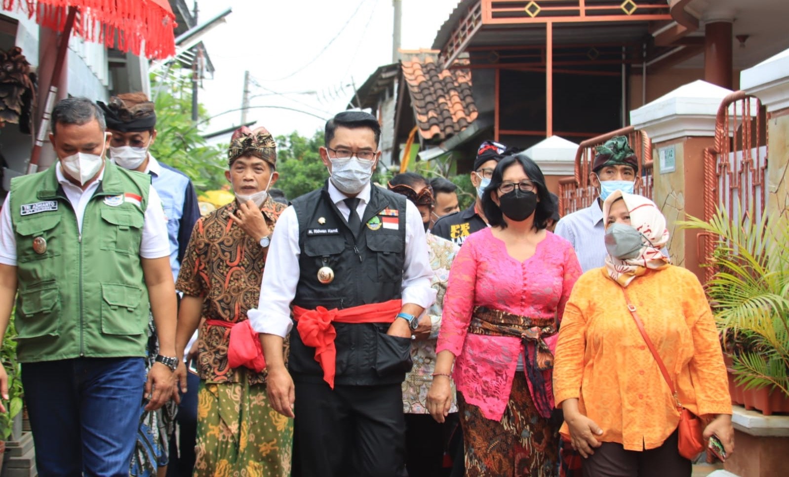 Gubernur Jawa Barat Ridwan Kamil bersama Plt Walikota Bekasi mengunjungi Kampung Bali di Harapan Jaya, Bekasi Utara, Rabu (20/4/2022).