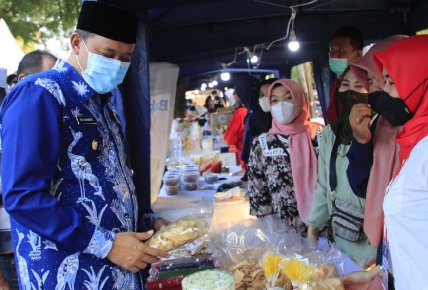 Plt Walikota Bekasi Tri Adhianto saat mengunjungi salah satu bazar ramadhan UMKM yang digelar di Kota Bekasi