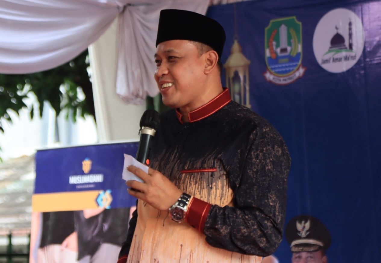 Plt Walikota Bekasi Tri Adhianto saat memberikan sambutan dalam kegiatan pembukaan MUI Ramadhan Fair di Halaman Masjid Amar Ma’ruf, Komplek AURI Margahayu, Bekasi Timur, Sabtu (23/4/2022).
