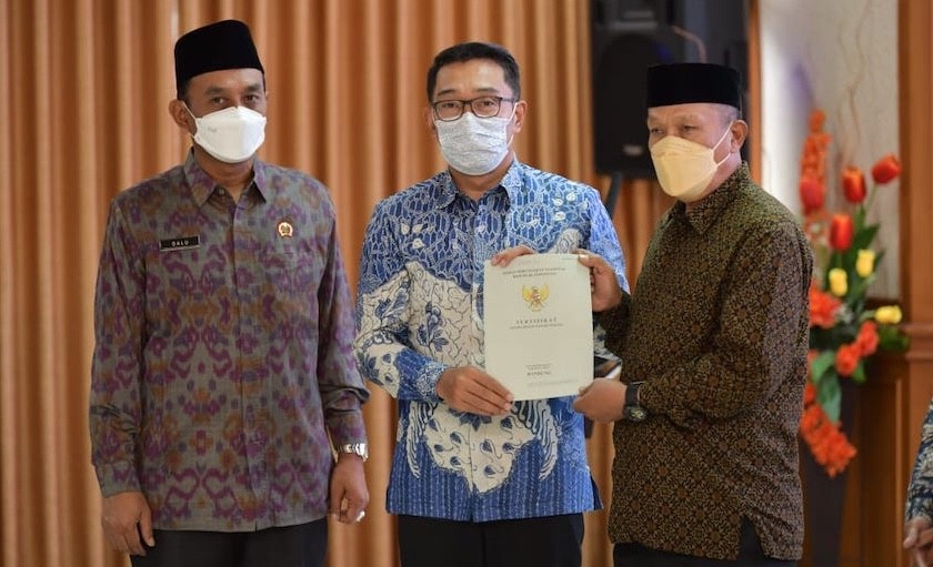 Gubernur Jawa Barat Ridwan Kamil (tengah)
