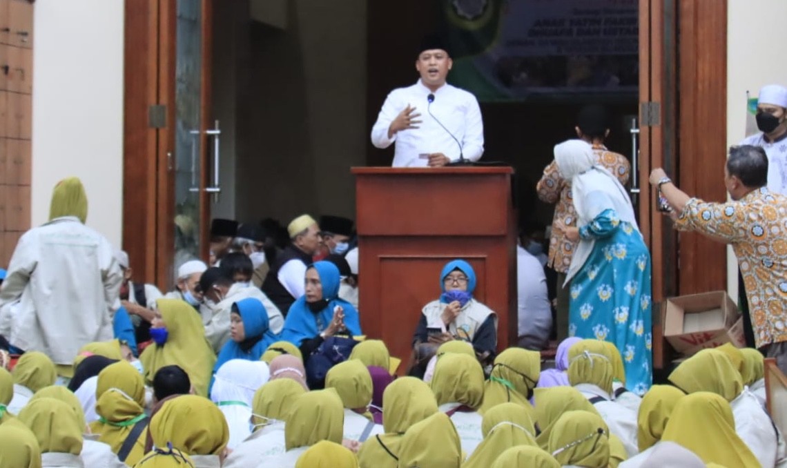Plt Walikota Bekasi Tri Adhianto saat memberikan sambutan dalam acara santunan akbar di Masjid Al Muslimun Medan Satria, Kota Bekasi, Minggu (17/4/2022).