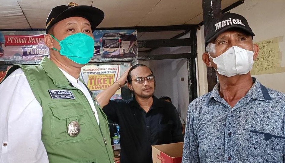 Plt Walikota Bekasi Tri Adhianto saat melakukan sidak ke Terminal Bekasi dan mengunjungi salah satu PO Tiketing di Terminal Kota Bekasi, Jumat (29/4/2022).