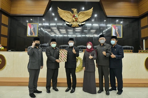 Gubernur Jawa Barat Ridwan Kamil dan Ketua DPRD Jabar foto bersama usai menandatangani persetujuan usulan tiga Calon Daerah Persiapan Otonomi Baru (CDPOB) dalam rapat paripurna DPRD Jabar di Gedung DPRD Jabar, Kota Bandung, Kamis (28/4/2022).