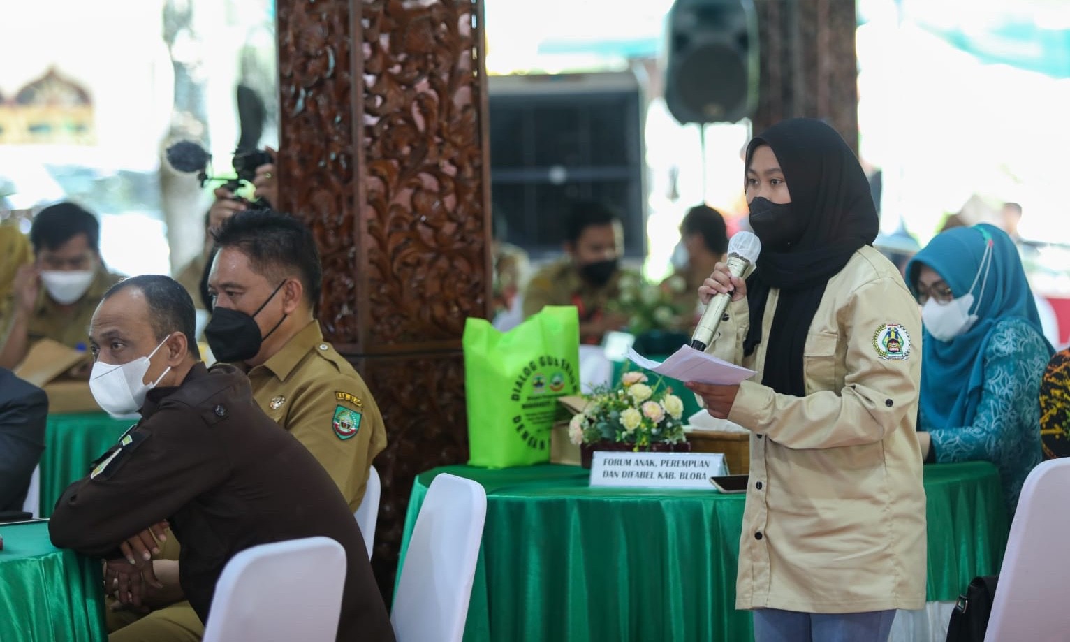 Salah seorang perwakilan forum anak bernama Yani saat memberikan pendapatnya dalam kegiatan Musrenbang wilayah Wanarakuti (Juwana, Jepara, Kudus, Pati) dan Banglor (Rembang, Blora) di Pendapa Kabupaten Blora, Senin (25/4/2022).