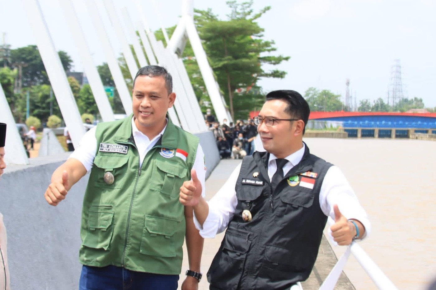 Plt Walikota Tri Adhianto (kiri) dan Gubernur Jawa Barat Ridwan Kamil (kanan) berfoto bersama usai meresmikan Taman Tarum Bhagasasi di Kalimalang, Kota Bekasi, Jawa Barat, Rabu (20/4/2022).