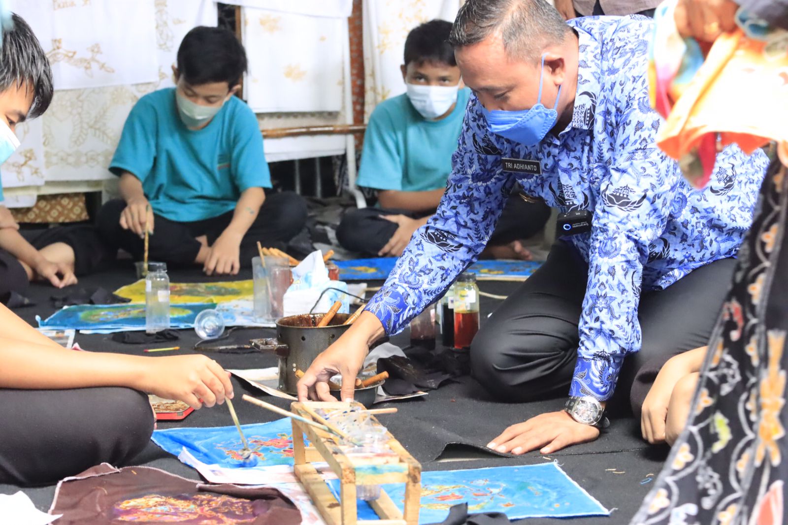 Plt Walikota Bekasi Tri Adhianto saat mengunjungi workshop Batik Sri di Mustika Jaya, Kota Bekasi, Kamis (21/4/2022).