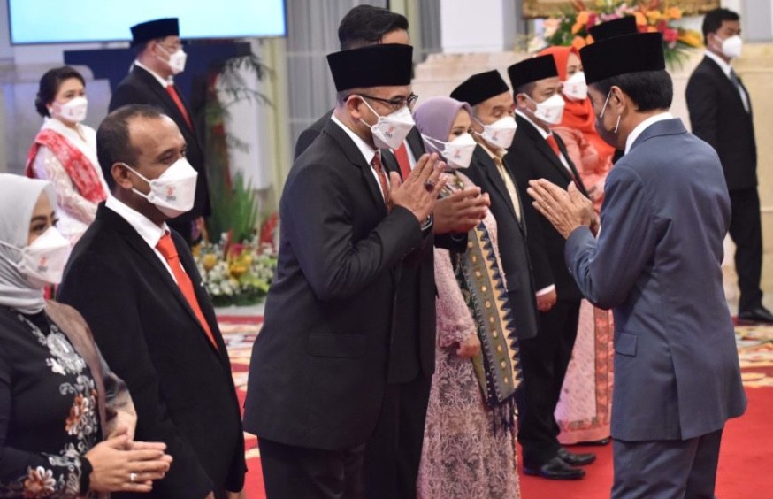 Presiden Joko Widodo saat memberikan ucapan selamat kepada anggota KPU dan Bawaslu periode 2022-2027 di Istana Negara, Jakarta pada Selasa (12/4/2022).