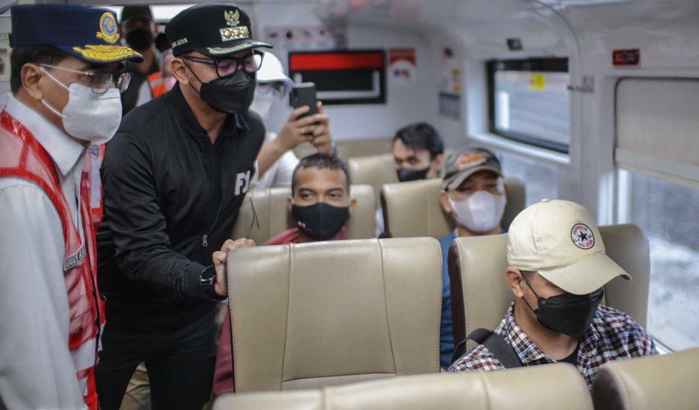 Menteri Perhubungan Budi Karya Sumadi bersama Wali Kota Bogor Bima Arya saat melakukan inspeksi mendadak uji coba pengoperasian jalur ganda kereta api Bogor (Stasiun Paledang) – Stasiun Cicurug, Kabupaten Sukabumi, Jawa Barat, Minggu (3/4/2022).
