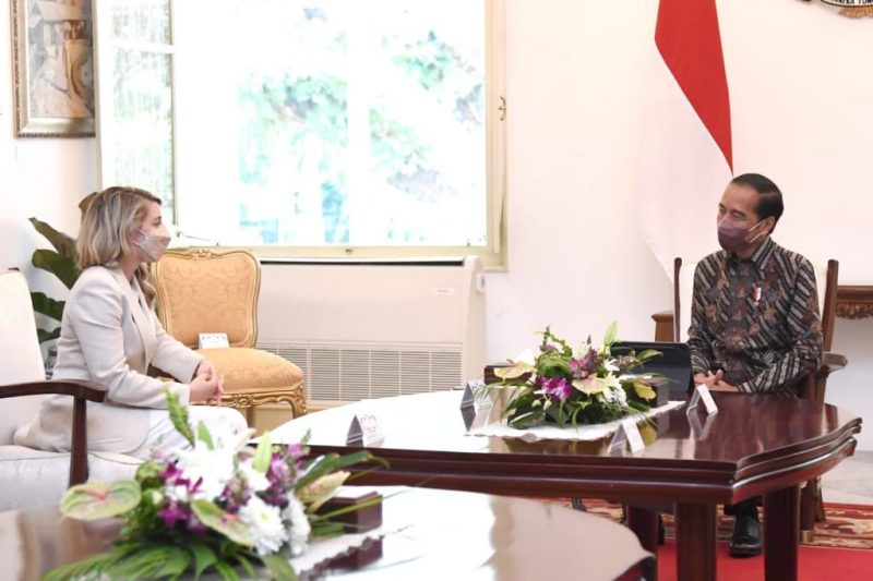 Presiden Jokowi menerima kunjungan kehormatan Menlu Kanada Melanie Joly, di Istana Merdeka, Jakarta, Senin (11/04/2022). (Foto: BPMI Setpres/Lukas)