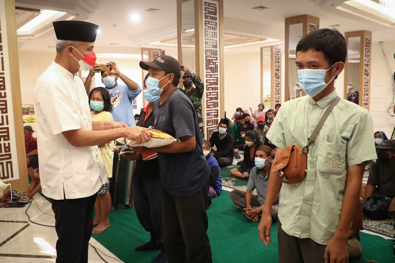 Gubernur Jawa Tengah Ganjar Pranowo secara simbolis membagikan zakat fitrah di Masjid Raya Baiturrahman Semarang, Minggu (1/5/2022).