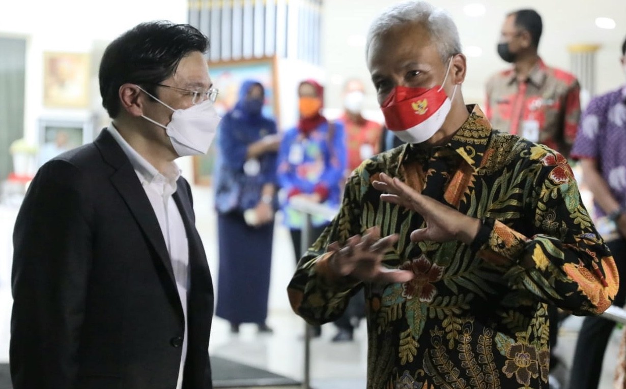 Menteri Keuangan Singapura Lawrence Wong (kiri) dan Gubernur Jawa Tengah Ganjar Pranowo (kanan)