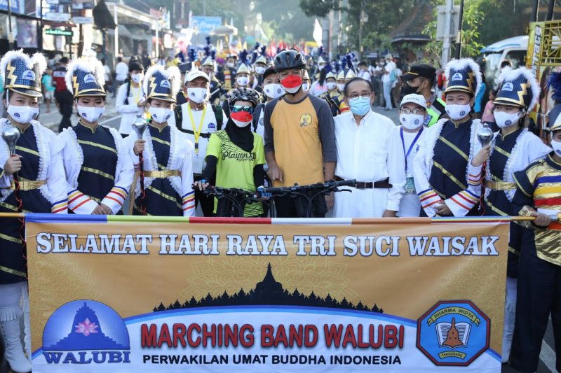 Gubernur Jawa Tengah Ganjar Pranowo saat berfoto bersama pemain drum band dalam acara parade waisak di Magelang, Jawa Tengah, Senin (16/5/2022).