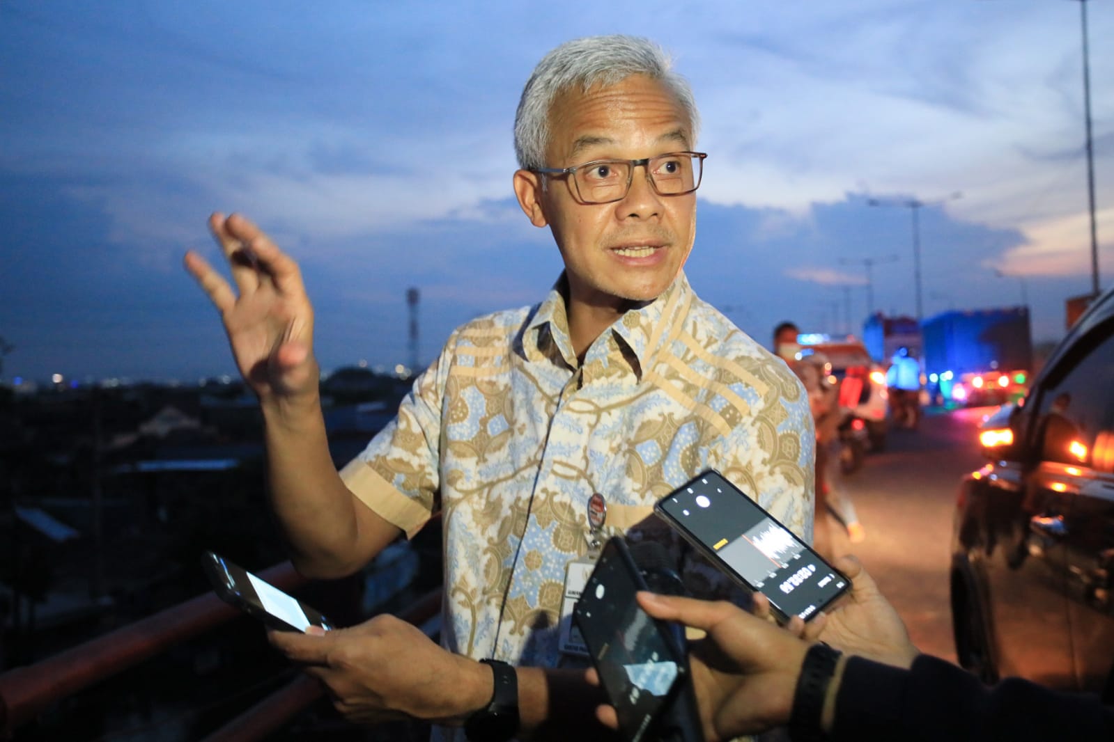 Gubernur Jawa Tengah Ganjar Pranowo saat meninjau salah satu lokasi banjir rob di atas jalan Ronggowarsito Semarang, Senin (23/5/2022).