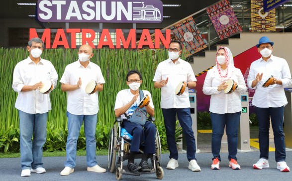 Menteri Koperasi dan UKM (kiri baris ke dua) bersama Tokoh Masyarakat Yenny Wahid (kanan baris kedua) dan Menteri Perhubungan Budi Karya Sumadi (kanan baris ke tiga) saat menghadiri acara Soft Opening Stasiun Matraman, Jakarta Timur, Minggu (19/6/2022).