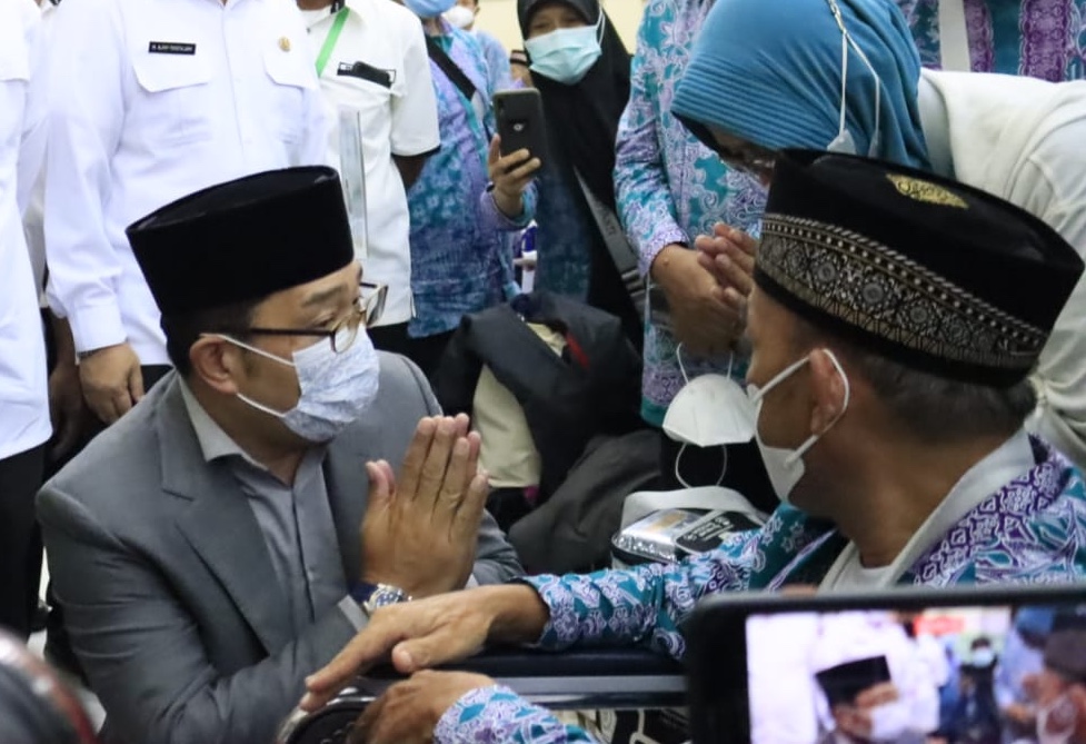 Potret Gubernur Jawa Barat Ridwan Kamil menyapa jamaah haji di Asrama Haji Bekasi, Senin (27/6/2022).