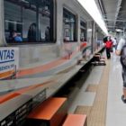 Potret Kereta Api dan lalu lalang para penumpang di Stasiun Pasar Senen. (Foto/Net)