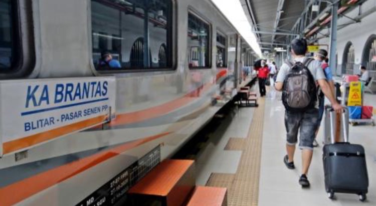 Potret Kereta Api dan lalu lalang para penumpang di Stasiun Pasar Senen. (Foto/Net)