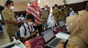 Gubernur Jawa Tengah Ganjar Pranowo saat melakukan inspeksi mendadak (sidak) di SMA Negeri 5 Semarang, Senin (20/6/2022). (Dok. Pemprov Jateng)