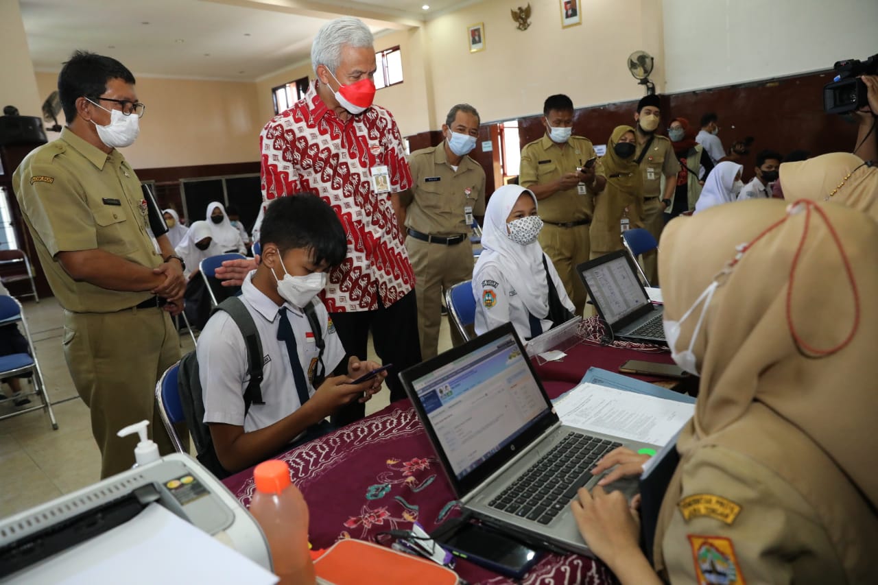 Gubernur Jawa Tengah Ganjar Pranowo saat melakukan inspeksi mendadak (sidak) di SMA Negeri 5 Semarang, Senin (20/6/2022). (Dok. Pemprov Jateng)