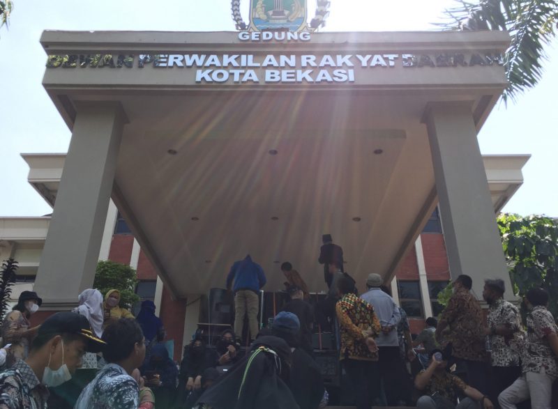 Potret para guru swasta yang sedang melakukan aksi unjukrasa di halaman gedung DPRD Kota Bekasi, Kamis (21/7/2022).