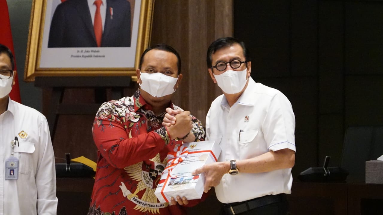 Potret penyerahan laporan hasil pemeriksaan keuangan Kememnkumham diserahkan oleh Anggota I BPK, Nyoman Adhi Suryadnyana (kiri) kepada Menkumham, Yasonna Laoly (kanan) di Graha Pengayoman Kemenkumham, Jakarta, Selasa (19/7/2022).