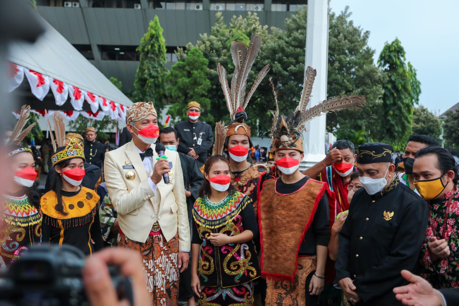Gubernur Jawa Tengah Ganjar Pranowo saat berada di tengah para tamu undangan yang memakai baju adat nusantara dihari jadi ke-72 Jawa Tengah, Senin (15/8/2022).
