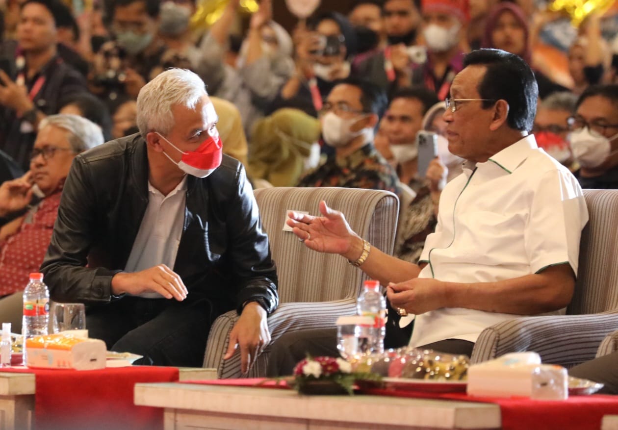 Gubernur Jawa Tengah Ganjar Pranowo (kiri) bersama Gubernur Daerah Istimewa Yogyakarta (DIY) Sri Sultan Hamengku Buwono X (kanan) saat menghadiri acara Jambore Duta GenRe dan Ajang Kreativitas Remaja (Adujak Nasional), di Hotel The Ritch Yogykarta, Minggu (21/8/2022) malam.