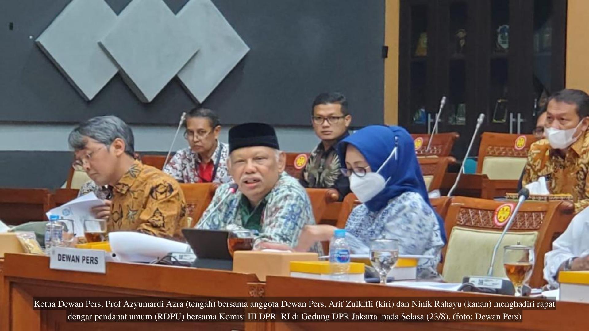 Ketua Dewan Pers Prof Azyumardi Azra (tengah) bersama anggota Dewan Pers Arif Zulkifli (kiri) dan Ninik Rahayu (kanan) saat menghadiri rapat dengar pendapat umum (RDPU) bersama Komisi III DPR di Gedung DPR, Jakarta, Selasa (23/8/2022). (Dok. Dewan Pers)