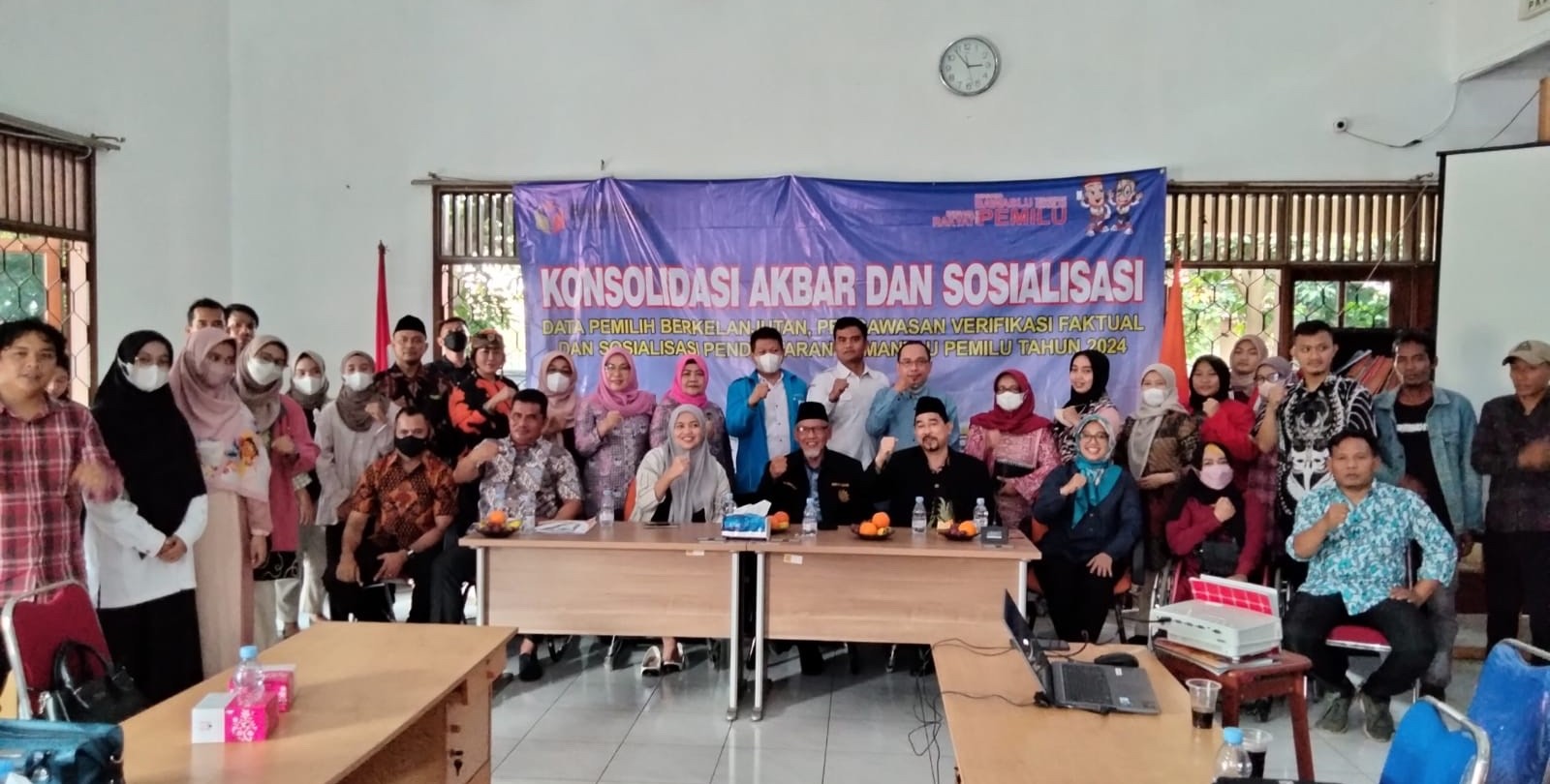 Sebanyak 44 organisasi kemasyarakatan (Ormas) dan Pemuda hadir dan berikrar siap melakukan pengawasan bersama dalam mengawal jalannya pemilihan umum (Pemilu) tahun 2024 yang jujur dan adil di Jalan Mataram I Nomor 22, Perum Jakapermai, Bekasi Barat, Kota Bekasi, Kamis (4/8/2022).