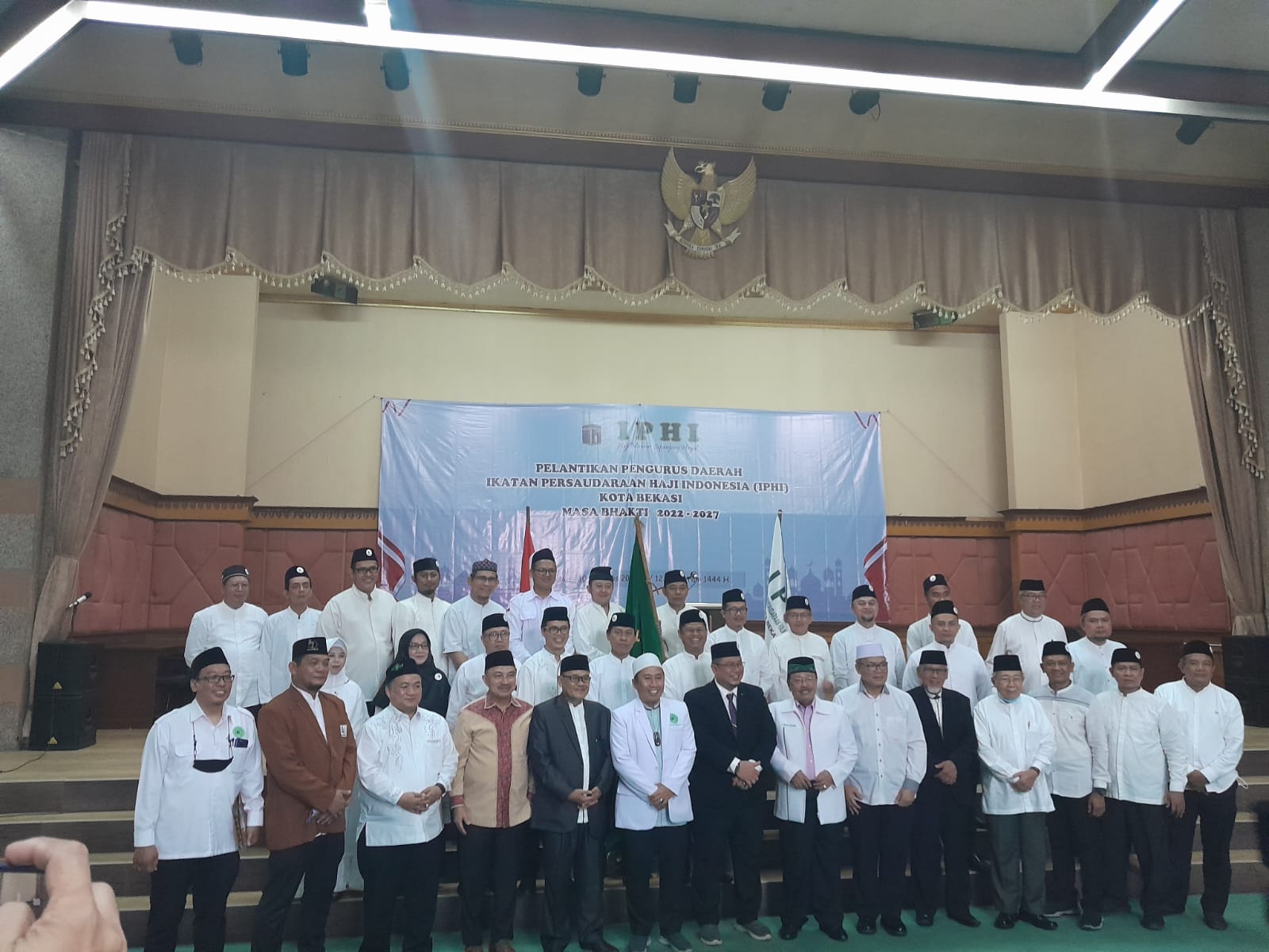 Foto bersama para pengurus daerah IPHI Kota Bekasi usai dilantik di Balai Patriot Pemkot Bekasi, Rabu (10/8/2022).