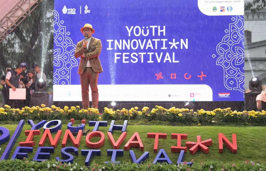 Gubernur Jawa Barat Ridwan Kamil saat menjadi pembicara dalam Main Event Youth Innovation Festival (YIF) 2022 yang diselenggarakan secara luring pada Minggu (21/8/2022) di Alun-Alun Kota Bogor.