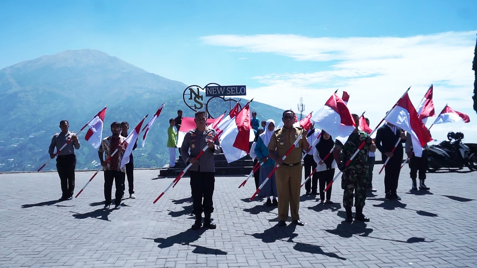 Potret forkopimcam, pemuda mantan napiter, dan para siswa/i saat melakukan pengibaran bendera merah putih menjelang hari ulang tahun republik Indonesia di lereng gunung merapi, Desa Lencoh, Kecamatan Selo, Boyolali, Jawa Tengah, Senin (1/8/2022).