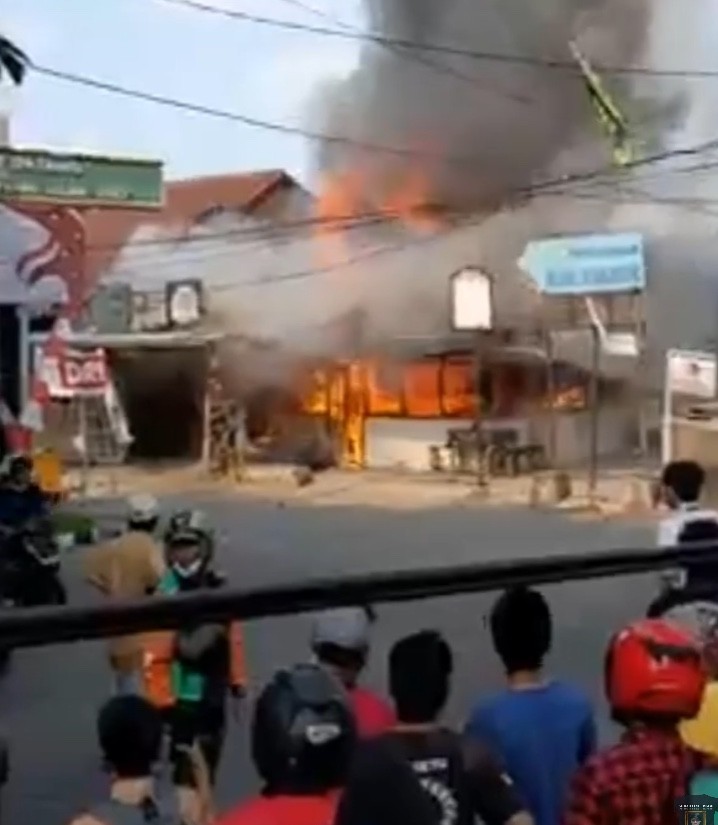 Warteg di depan Komplek DDN Pondok Gede, Kota Bekasi Kebakaran (Foto: Tangkapan Layar Video Warga)