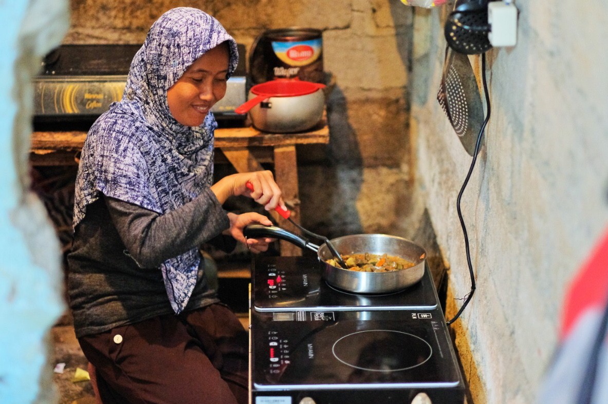 Potret ibu rumah tangga saat memasak menggunakan kompor listrik