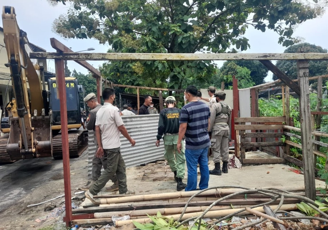 Potret Satpol PP saat melakukan penertiban bangunan liar di sepanjang bantaran Kalijati Kelurahan Kayuringin, Bekasi Selatan, Kamis (22/9/2022).