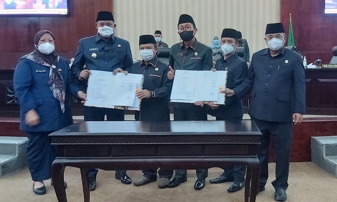 Foto bersama usai melakukan penandatanganan nota kesepakatan antara pemerintah kota dengan DPRD soal perubahan KUA dan PPAS APBD Kota Bekasi tahun anggaran 2022, Kamis (1/9/2022).