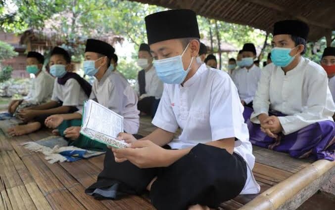 Potret para santri saat sedang melakukan kegiatan belajar mengajar