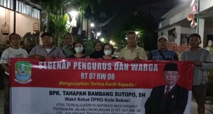 Ucapan terimakasih warga kepada Dewan Tahapan Bambang Sutopo atas aspirasi yang telah direalisasikan terkait perbaikan jalan lingkungan di wilayah RT 07 RW 08 Kelurahan Kaliabang Tengah