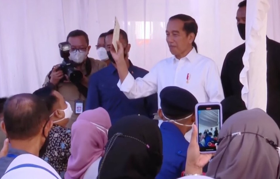 Potret Presiden Joko Widodo saat memberikan bantuan langsung tunai (BLT) di Kantor Pos Baubau, Sulawesi Tenggara, Selasa (27/9/2022).